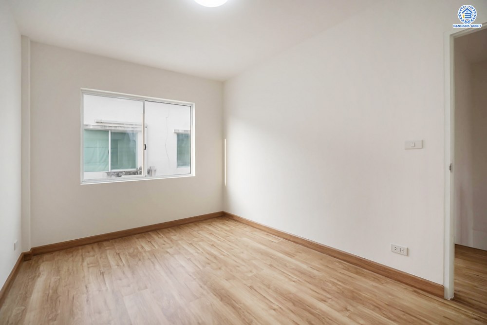 บ้านมือสองตกแต่งใหม่ โครงการ เดอะทรัสต์ทาวน์ ราชพฤกษ์-รัตนาธิเบศร์ เนื้อที่ 19.7 ตร.ว. ฟังก์ชัน 3 ห้องนอน 2 ห้องน้ำ 2 ที่จอดรถ บ้านสวยจากแบรนด์ Q.House บนทำเลติดถนนราชพฤกษ์ เดินทางสู่ใจกลางเมืองได้อย่างรวดเร็ว ใกล้รถไฟฟ้าสายสีม่วง "สถานีบางรักน้อยท่าอิฐ"